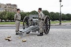 800px-Batterie_d'honneur_de_l'artillerie_française_-_Investiture_présidentielle_du_15_.jpg